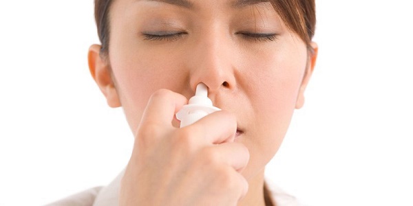 Dùng xịt mũi xoang Đông y giúp thông mũi, giảm nghẹt mũi do viêm xoang