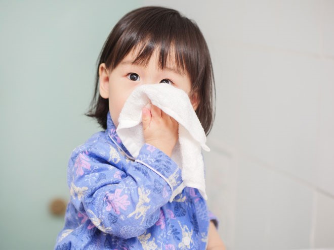 Trẻ bị nghẹt mũi thường khó thở, khó chịu