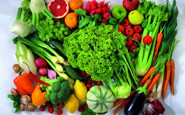 Ăn nhiều rau xanh và trái cây giúp làn da luôn khỏe đẹp