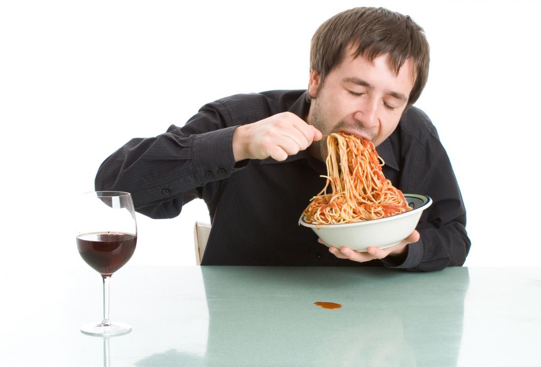 Ăn quá nhiều hoặc ăn quá nhanh có thể gây chướng bụng
