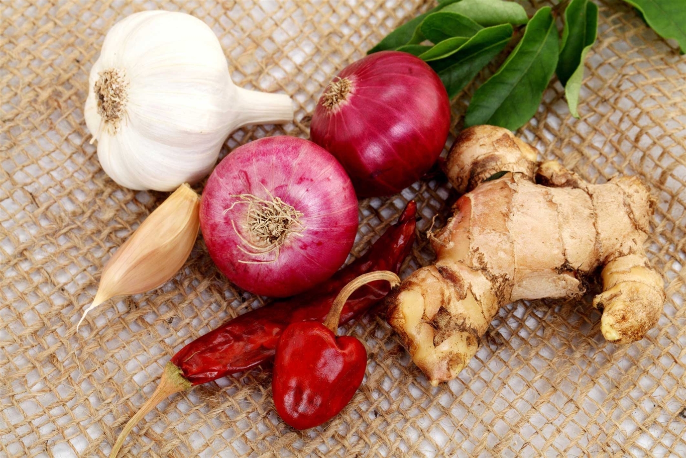 Gừng chứa nhiều chất chống oxy hóa, tỏi sống có chất giúp giảm đau tạm thời