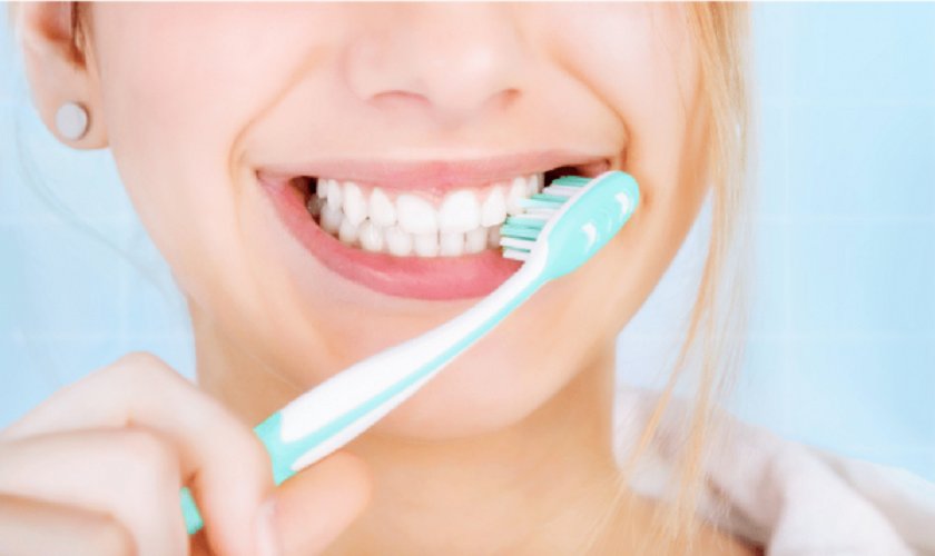 Chải răng nhẹ nhàng, dùng bàn chải lông mềm giúp giảm ê buốt răng
