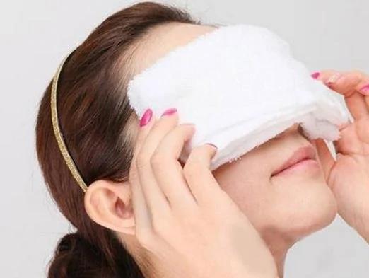 Chườm ấm giúp giảm nghẹt mũi, giảm áp lực vùng mặt