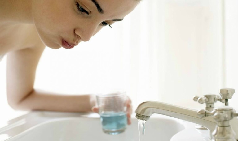 Súc miệng họng là cách hiệu quả hỗ trợ điều trị viêm mũi họng xuất tiết