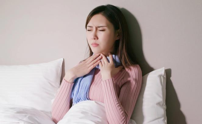 Đau họng cũng là một triệu chứng của cảm lạnh