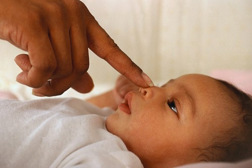 Day nhẹ, massage mũi cho trẻ giúp giảm ngạt mũi nhanh chóng