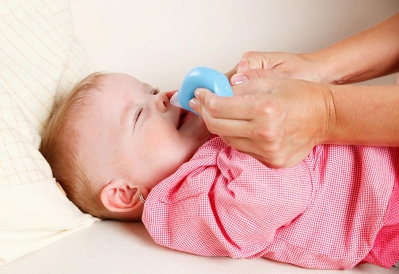 Dùng bóng hút mũi sẽ giúp trẻ giảm nghẹt mũi