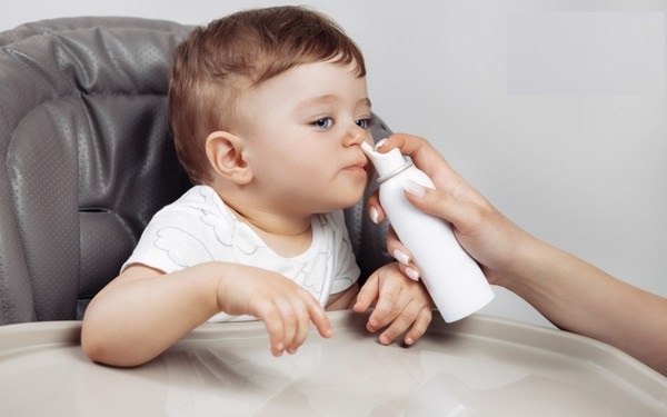 Dùng dung dịch vệ sinh mũi giúp phòng tránh nghẹt mũi cho bé