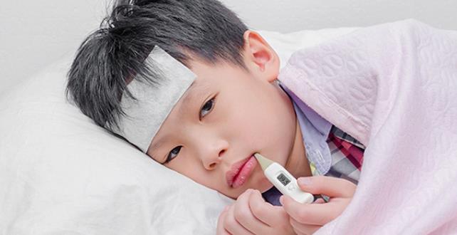 Dùng miếng dán hạ sốt giúp trẻ dễ chịu hơn