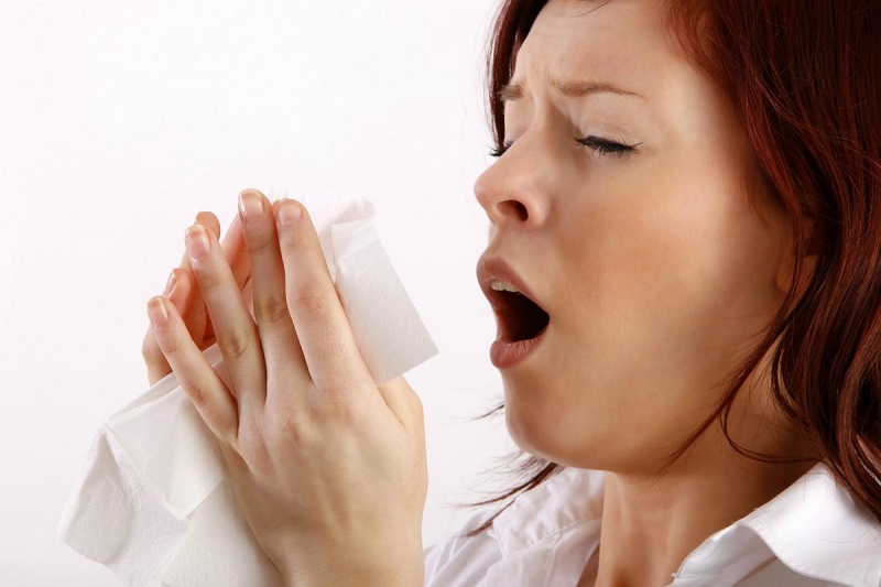 Hắt hơi sổ mũi là triệu chứng đặc trưng nhất của cảm lạnh