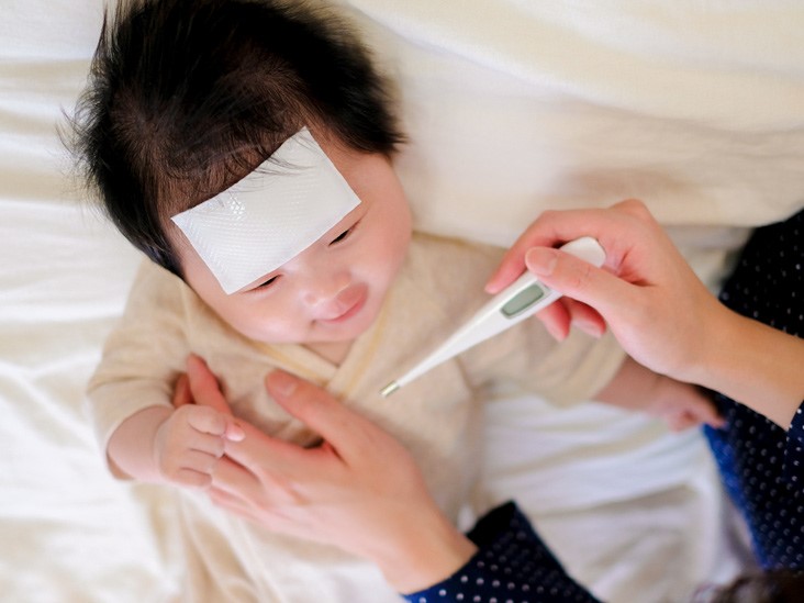 Có thể sử dụng miếng dán hạ sốt cho trẻ để giúp trẻ hạ nhiệt nếu cần