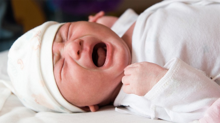 Khi trẻ sơ sinh bị rối loạn tiêu hóa, nên đưa trẻ đi khám để xác định nguyên nhân