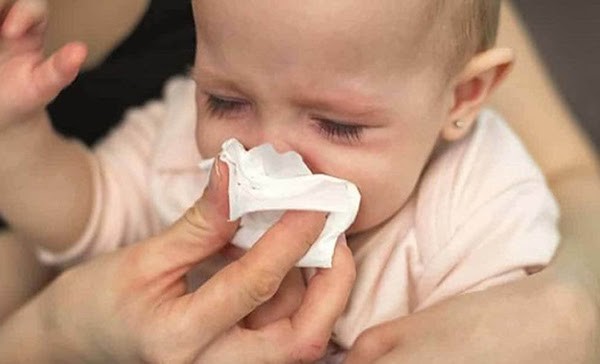 trị nghẹt mũi cho trẻ sơ sinh