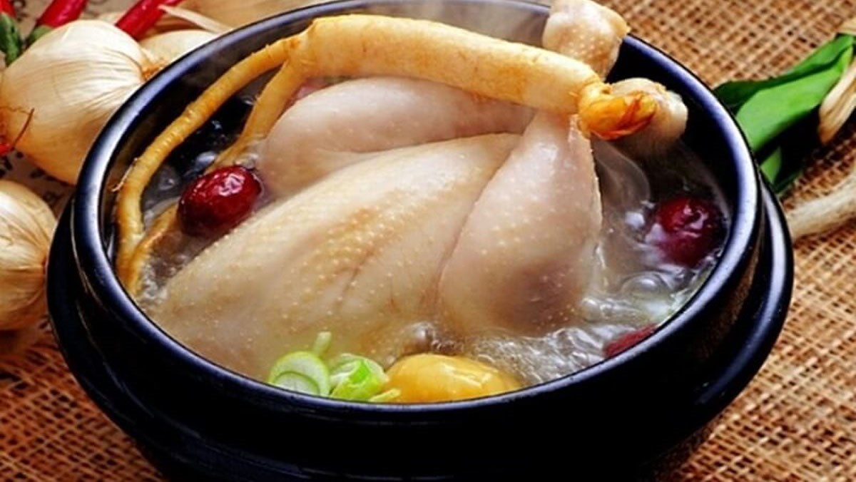 Món gà hầm giúp người bị cảm lạnh nhanh hồi phục