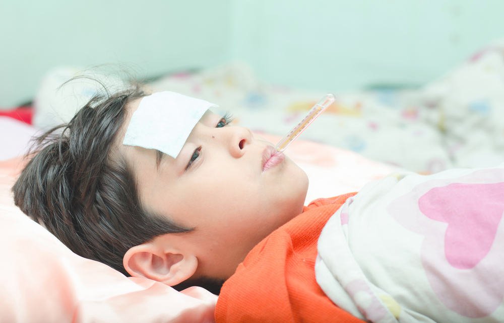 Nếu trẻ bị ho kèm theo sốt, cần dùng thuốc hạ sốt cho trẻ