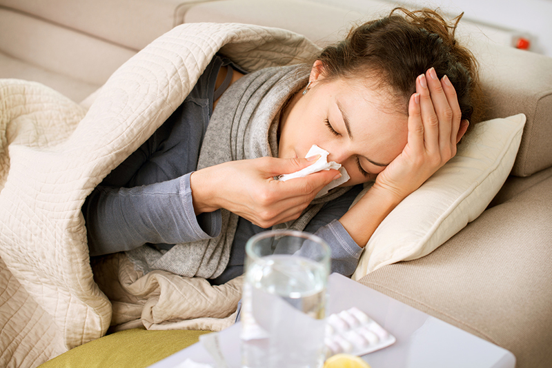 Ngạt mũi và sổ mũi là những triệu chứng điển hình của viêm xoang cấp