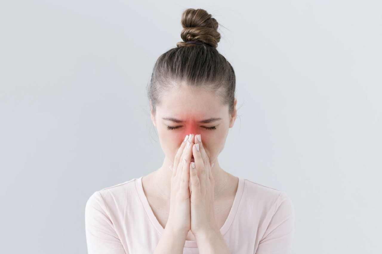 Người bị viêm xoang thường bị đau vùng mũi, đau nặng mặt