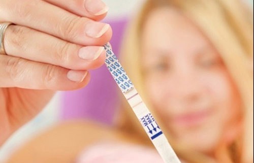 Que thử thai hoạt động dựa trên nồng độ hormone HCG trong nước tiểu