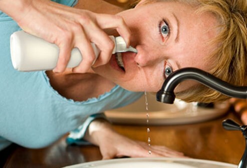 Rửa mũi có thể giúp làm sạch dịch nhầy trong mũi xoang