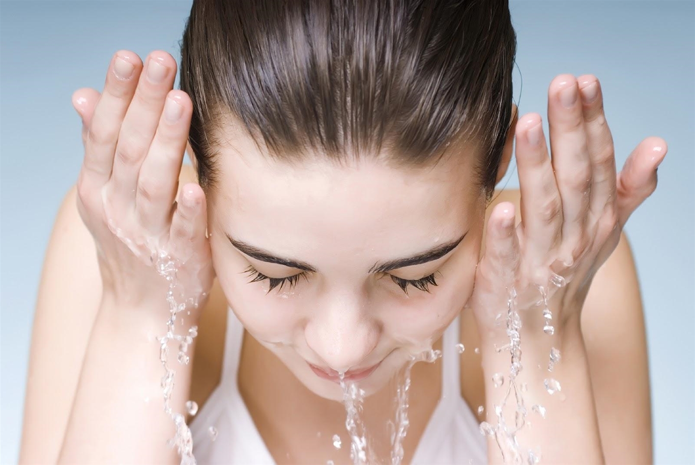 Rửa sạch da mặt để loại bỏ lớp mỹ phẩm gây kích ứng đang bám trên da