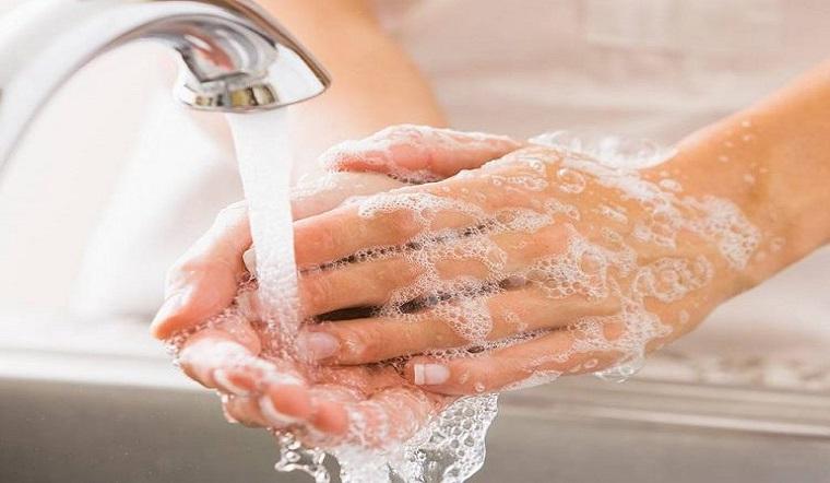 Rửa tay sát khuẩn là điều quan trọng trước khi tiến hành sơ cứu vết thương hở