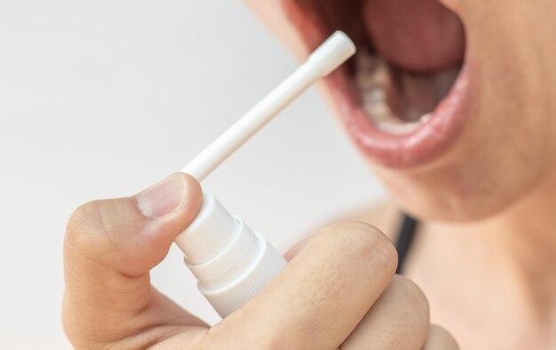 Sử dụng các sản phẩm xịt họng tại chỗ giúp giảm nhanh triệu chứng đau và ho nhiều