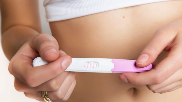Sử dụng que thử thai giúp mẹ phát hiện thai sớm và chính xác