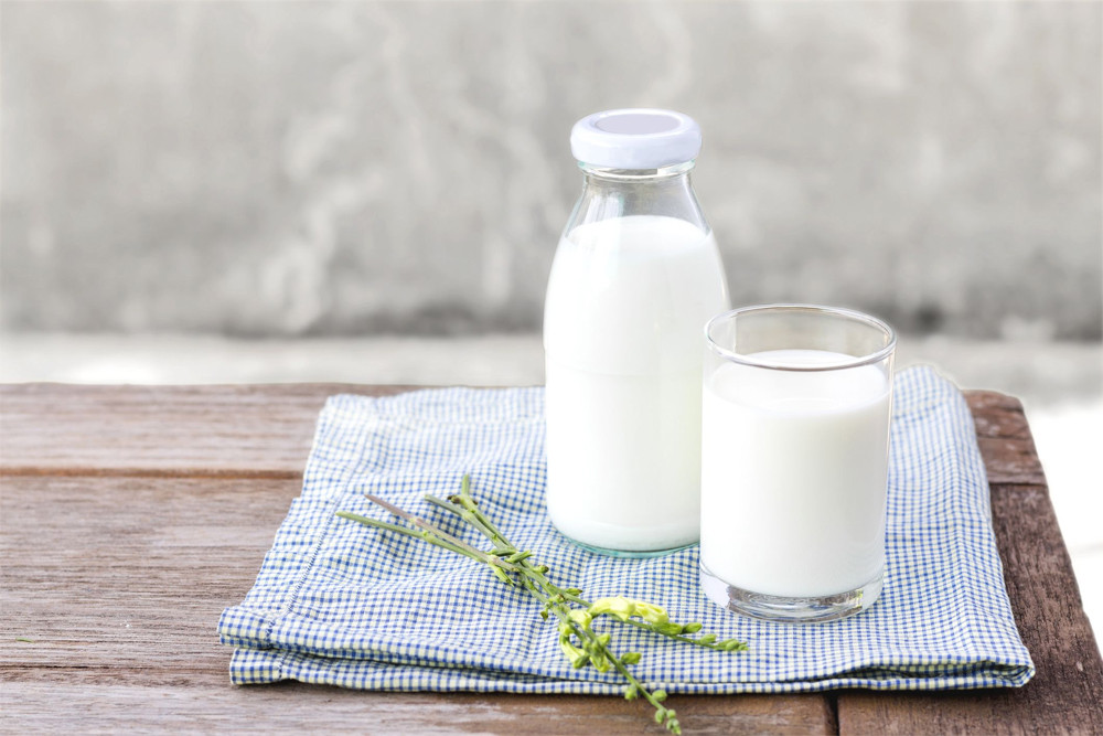 Sữa và thực phẩm từ sữa giàu canxi giúp phòng tránh loãng xương tiền mãn kinh