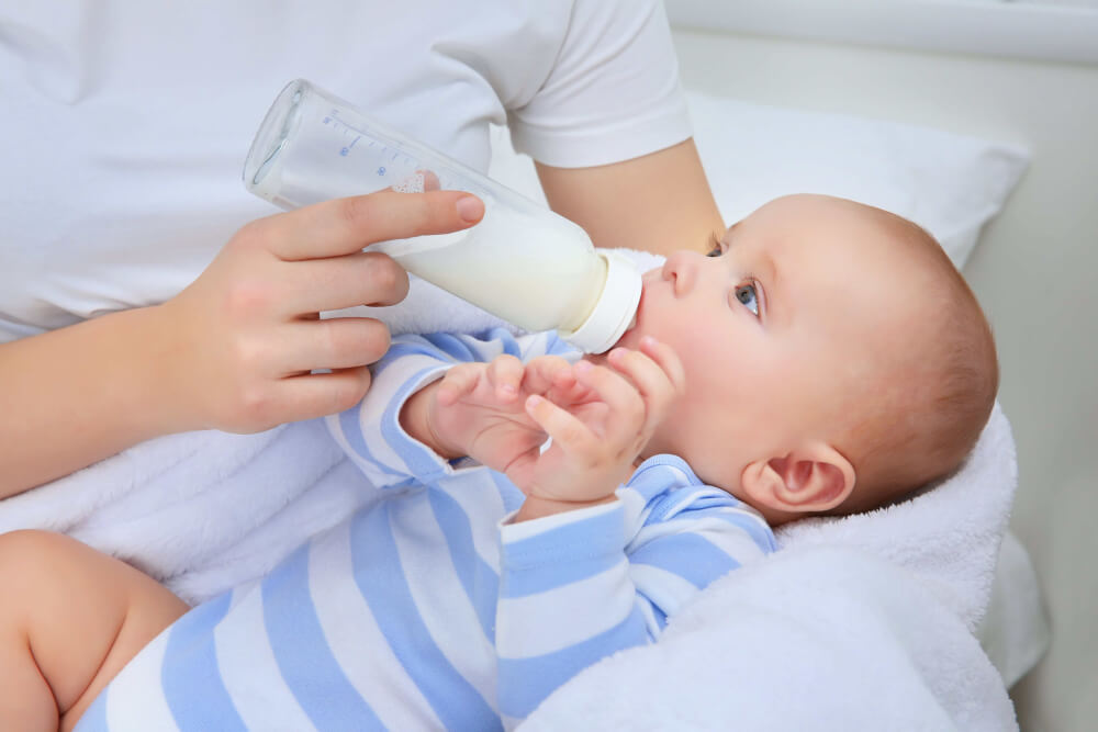 Thay đổi nguồn sữa, loại sữa có thể gây tiêu chảy cho bé