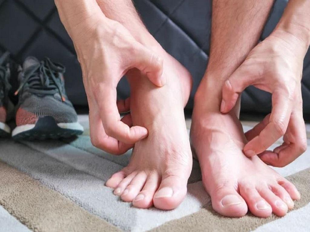 Thường xuyên đi giày kín tạo điều kiện cho nấm ngứa chân phát triển