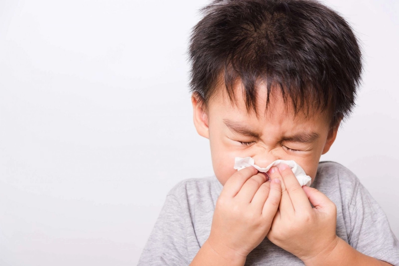 Trẻ bị cảm lạnh thường bị hắt hơi, sổ mũi, đau họng, ho