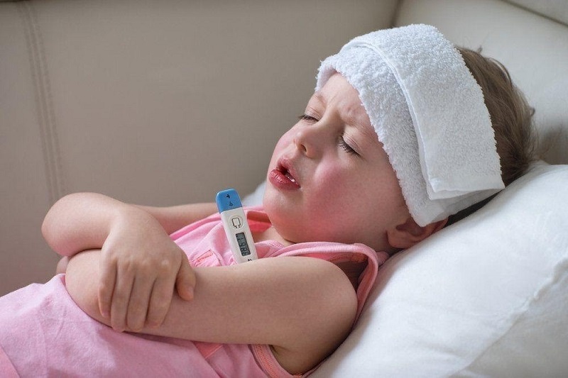 Trẻ bị sốt sau tiêm chủng là một phản ứng phổ biến
