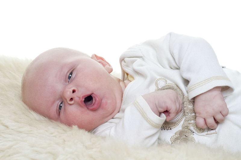 Trẻ sơ sinh bị cảm lạnh có triệu chứng ho và sổ mũi điển hình
