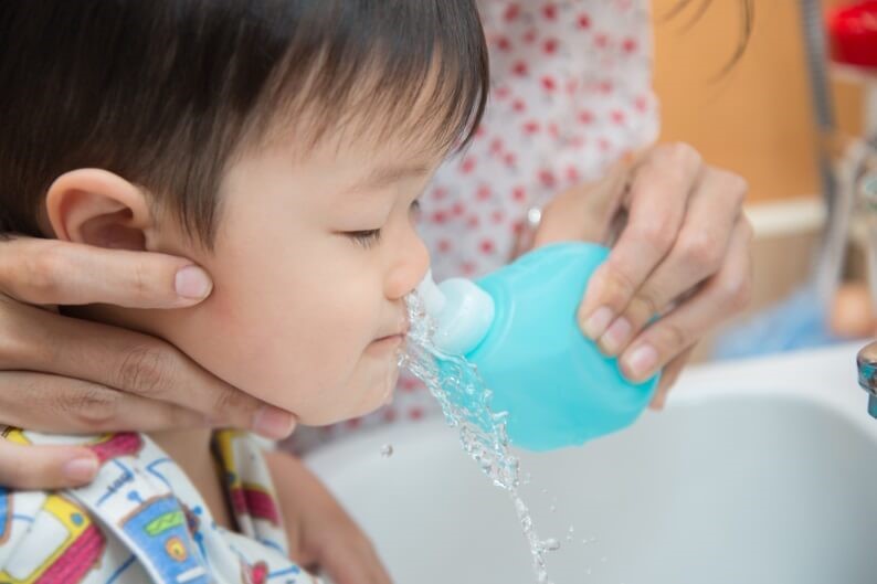 cách trị nghẹt mũi cho trẻ
