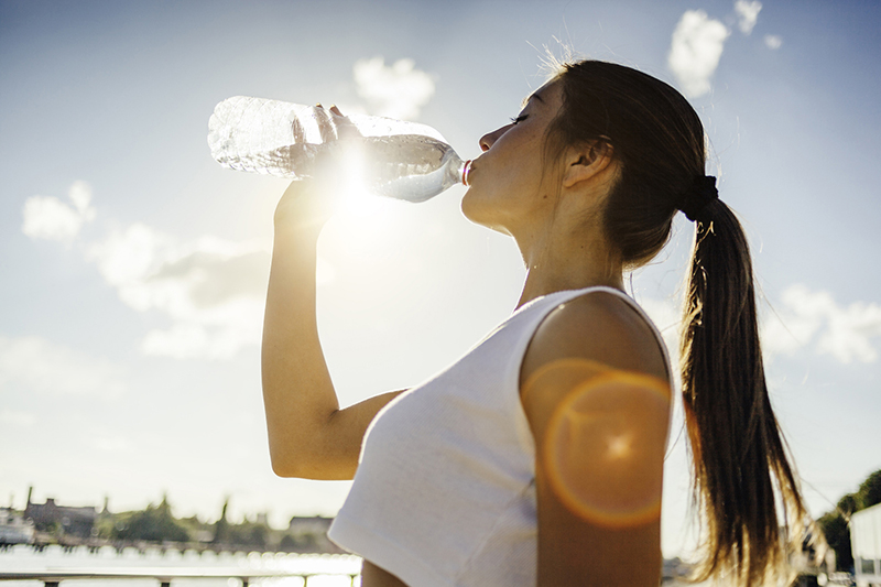 Uống đủ 2 lít nước mỗi ngày giúp nâng cao sức khỏe nền tảng
