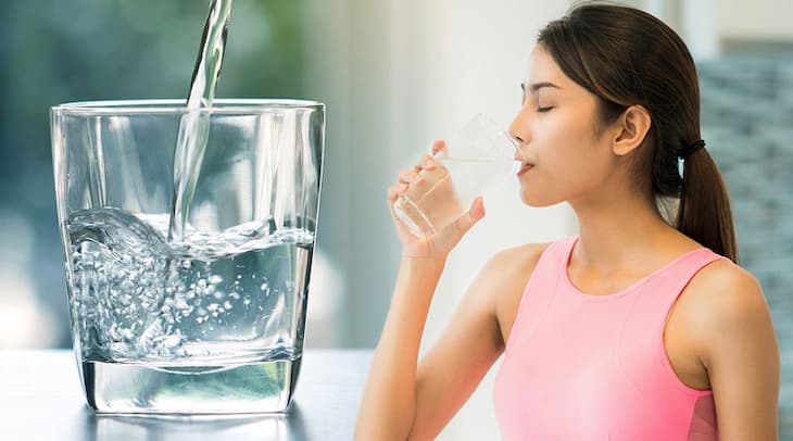 Uống đủ nước giúp pha loãng axit dịch vị dạ dày