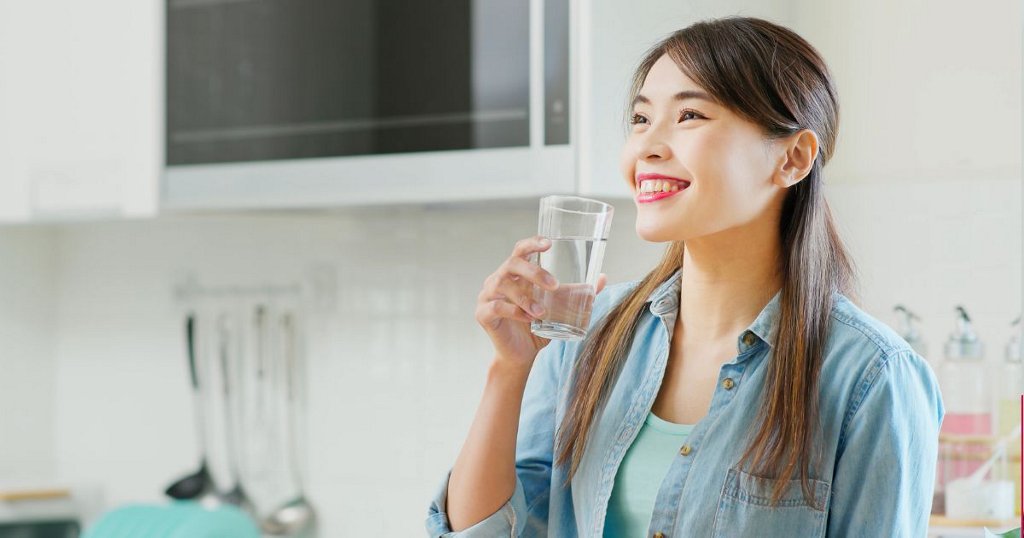 Uống nước tốt cho người bệnh bị gan nhiễm mỡ