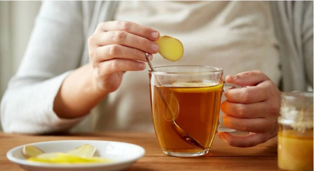 Uống trà gừng ấm giúp giảm triệu chứng của cảm lạnh, cảm cúm