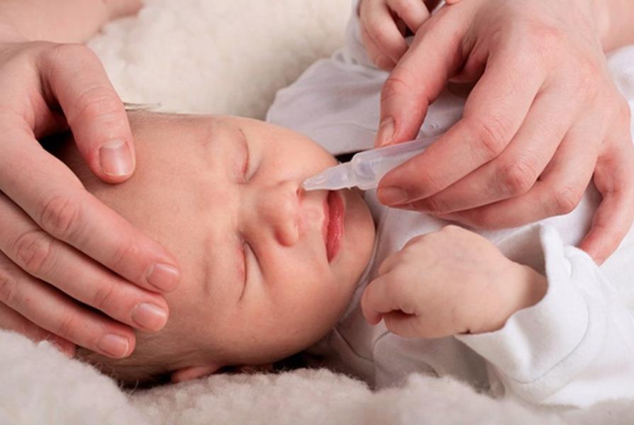 Vệ sinh mũi giúp trẻ sơ sinh bị cảm lạnh dễ thở hơn