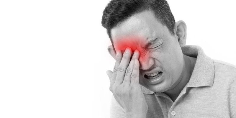 Viêm xoang trán có thể gây biến chứng nhiễm trùng hốc mắt