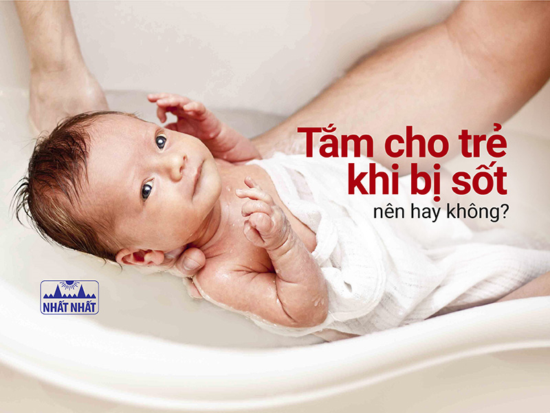 Tắm cho trẻ khi bị sốt: nên hay không?