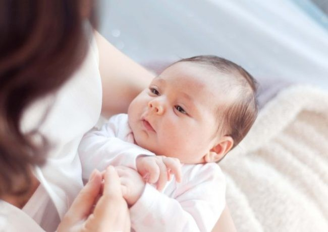 Làm gì khi trẻ sơ sinh 1 tháng tuổi bị nghẹt mũi?