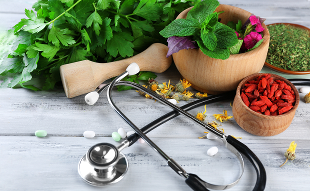 Điều trị bệnh mạn tính: Khi nào dùng thuốc Tây khi nào dùng thuốc Đông y thế hệ 2?