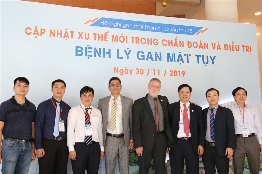 Dược Phẩm Nhất Nhất tặng quà cho các đại biểu tham dự Hội nghị Gan Mật toàn quốc