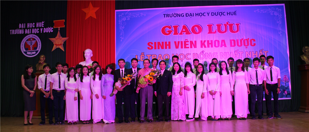 Dược Phẩm Nhất Nhất  tặng 15 học bổng cho sinh viên Đại Học Y Dược Huế.
