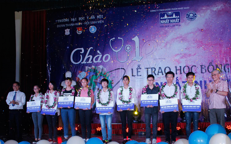 Thủ khoa Đại học Y Hà Nội nhận học bổng từ Nhất Nhất