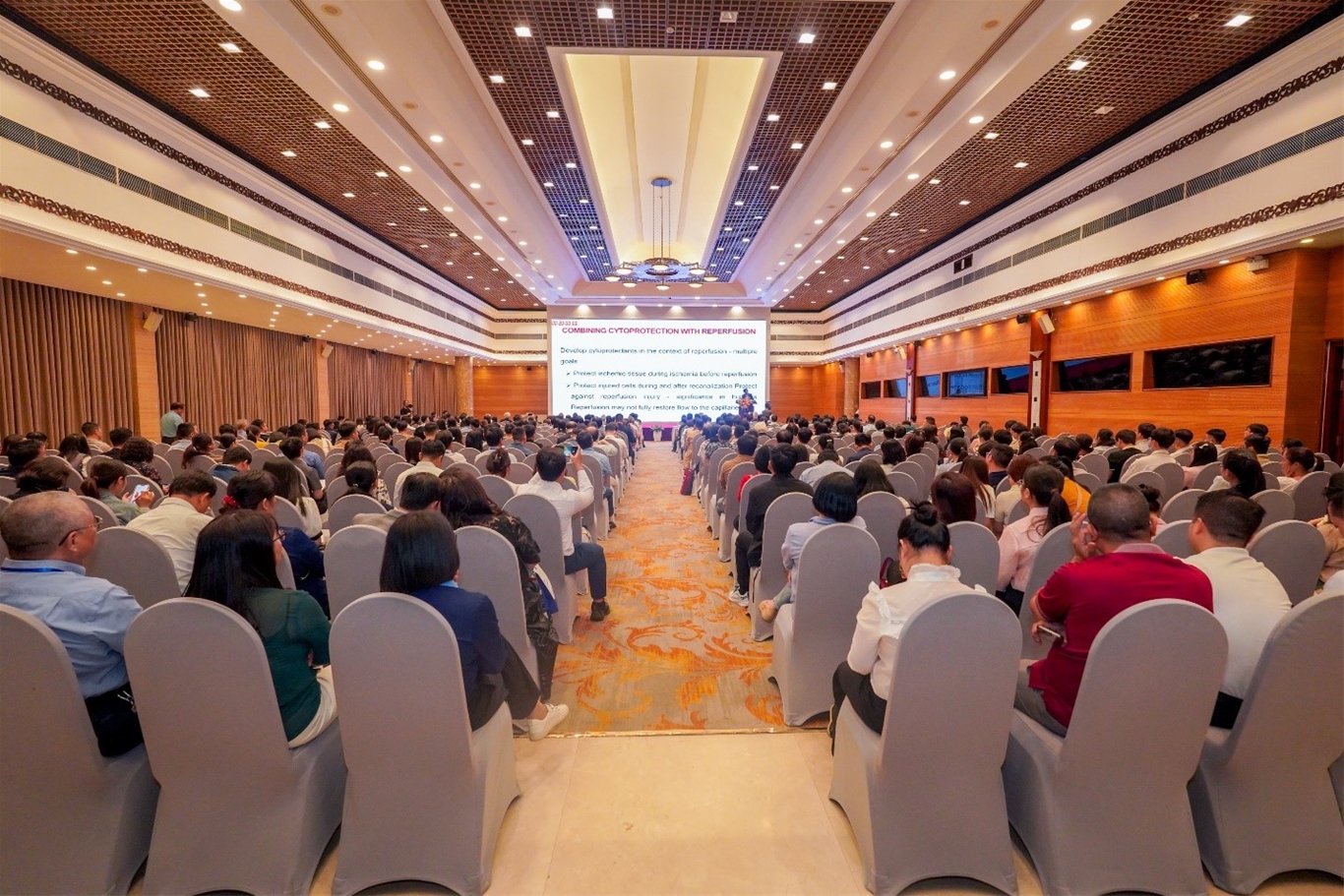 Nhất Nhất báo cáo tại Hội nghị khoa học toàn quốc chuyên ngành đột quỵ