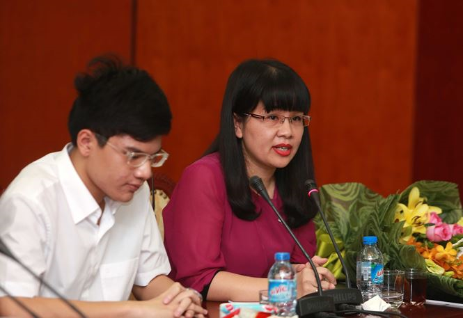 Dược Nhất Nhất trao thưởng cho kỳ thủ Nguyễn Anh Khôi