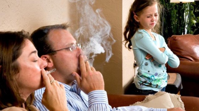 Hút thuốc lá chủ động hay bị động đều gây hại cho vòm họng