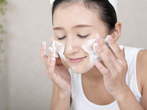 Sữa rửa mặt tạo bọt làm sạch da mặt theo cơ chế làm sạch cả lượng dầu trên da mặt